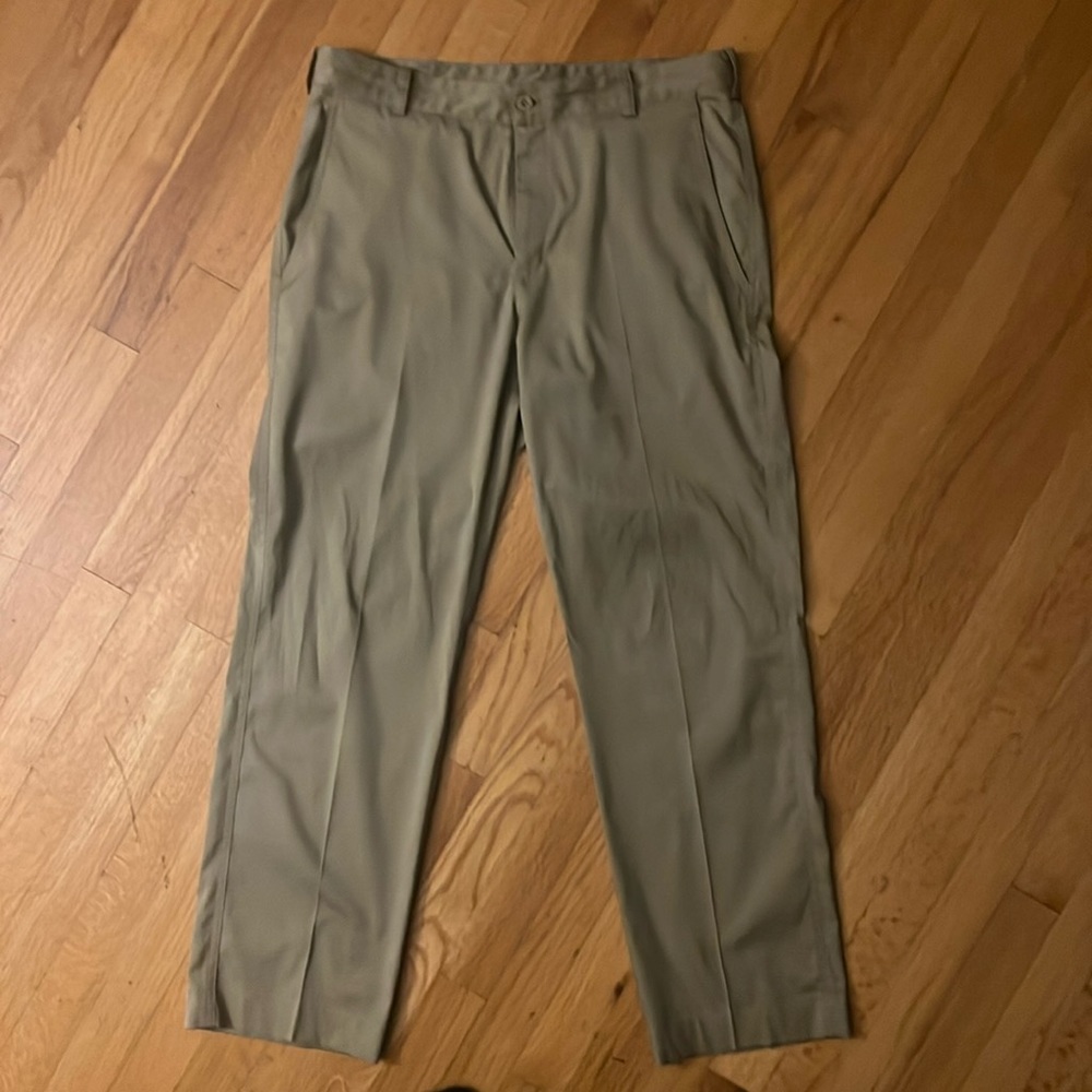 Men’s Nike Dri Fit Golf pants. Men’s medium, 32x32. Color:Kahki/tan.